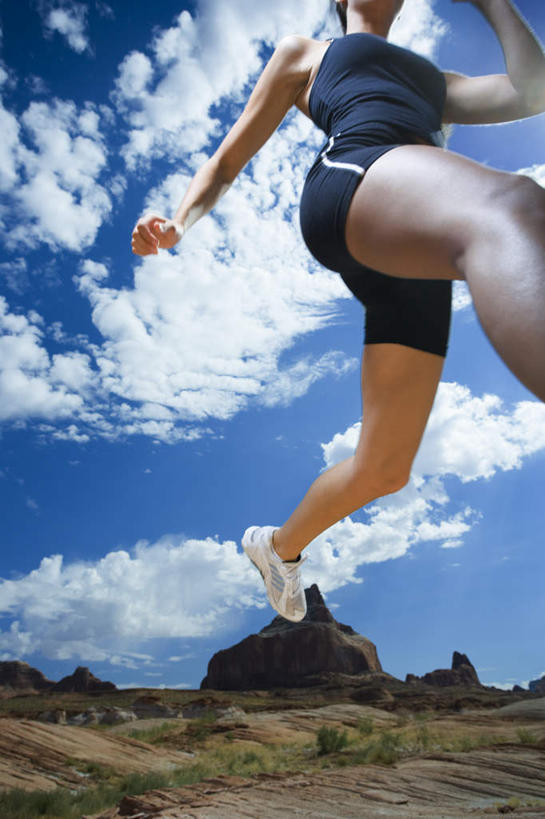 西方人,一个人,跑,竖图,室外,白天,仰视,运动服,运动鞋,锻炼,运动,草地,草坪,山,山脉,植物,鞋子,欧洲,非洲,黑人,欧洲人,仅一个年轻女性,仅一个女性,仅一个人,阴影,服装,光线,影子,山峰,云,云朵,山峦,云彩,草,衣服,蓝色,绿色,白云,蓝天,天空,阳光,群山,天,服饰,晴朗,休闲鞋,衣着,穿着,衣饰,体育,年轻女性,女人,女性,非洲人,晴空,跑步,半身,彩图,低角度拍摄,健身,运动装