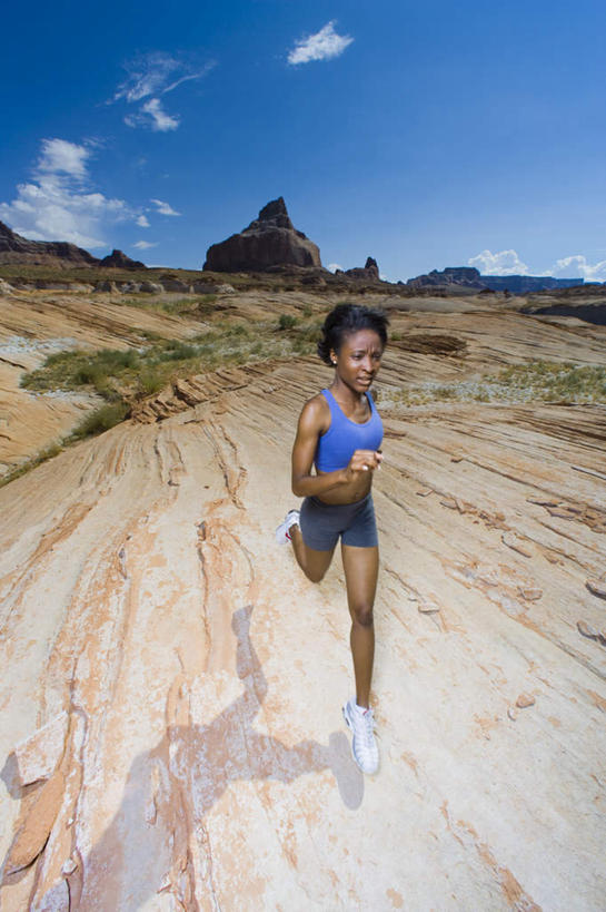 西方人,一个人,跑,竖图,俯视,室外,白天,运动服,锻炼,运动,草地,草坪,山,山脉,植物,欧洲,非洲,黑人,欧洲人,仅一个年轻女性,仅一个女性,仅一个人,阴影,服装,光线,影子,山峰,云,云朵,山峦,云彩,注视,草,衣服,蓝色,绿色,白云,蓝天,天空,阳光,群山,天,观察,看,服饰,晴朗,观看,察看,衣着,穿着,关注,衣饰,体育,年轻女性,女人,女性,非洲人,晴空,跑步,彩图,高角度拍摄,全身,健身,运动装