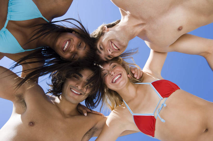 西方人,四个人,站,笑,微笑,露齿笑,横图,室外,白天,仰视,泳装,比基尼,爱情,欧洲,欧洲人,一排,阴影,整齐,环绕,围绕,光线,影子,浪漫,环抱,注视,裸露,排列,蓝色,蓝天,天空,阳光,天,低头,观察,看,站着,温暖,温馨,恩爱,恋人,晴朗,观看,和睦,察看,队列,关注,裸,万里无云,萦绕,男人,男性,年轻男性,年轻女性,女人,女性,白种人,情侣,晴空,晴空万里,站立,半身,彩图,低角度拍摄,三点式,泳衣,伴侣,融洽