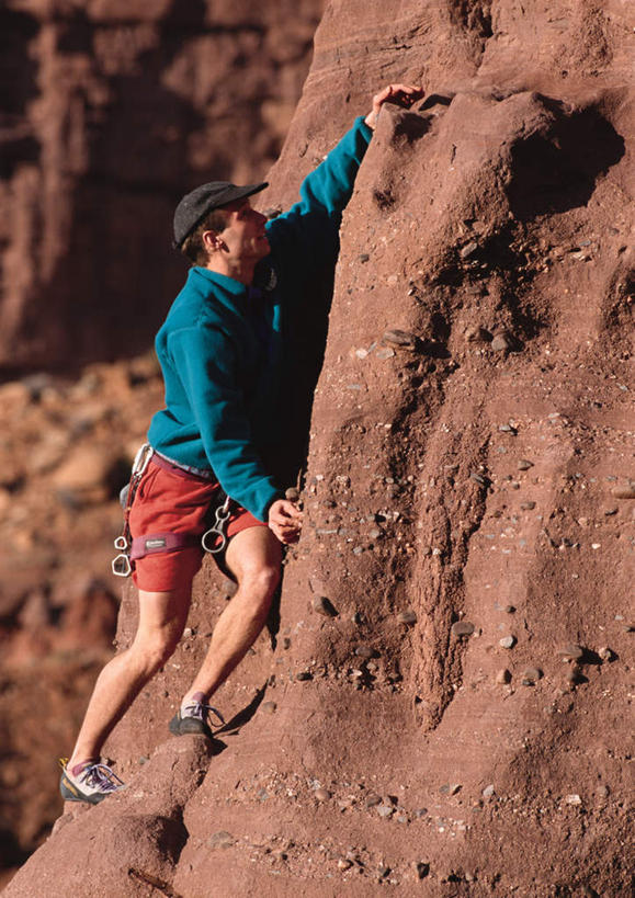 西方人,一个人,攀登,竖图,室外,白天,侧面,运动服,锻炼,旅游,度假,探险,运动,攀岩,山,山脉,帽子,欧洲,欧洲人,仅一个男性,仅一个人,仅一个中年男性,握,阴影,服装,朦胧,模糊,光线,影子,山峰,山峦,注视,娱乐,极限运动,运动帽,衣服,阳光,群山,观察,看,享受,休闲,爬,鸭舌帽,放松,握着,服饰,观看,察看,衣着,穿着,关注,室外运动,户外运动,一顶,衣饰,冒险,体育,男人,男性,中年男性,白种人,登山,攀爬,彩图,全身,健身,运动装