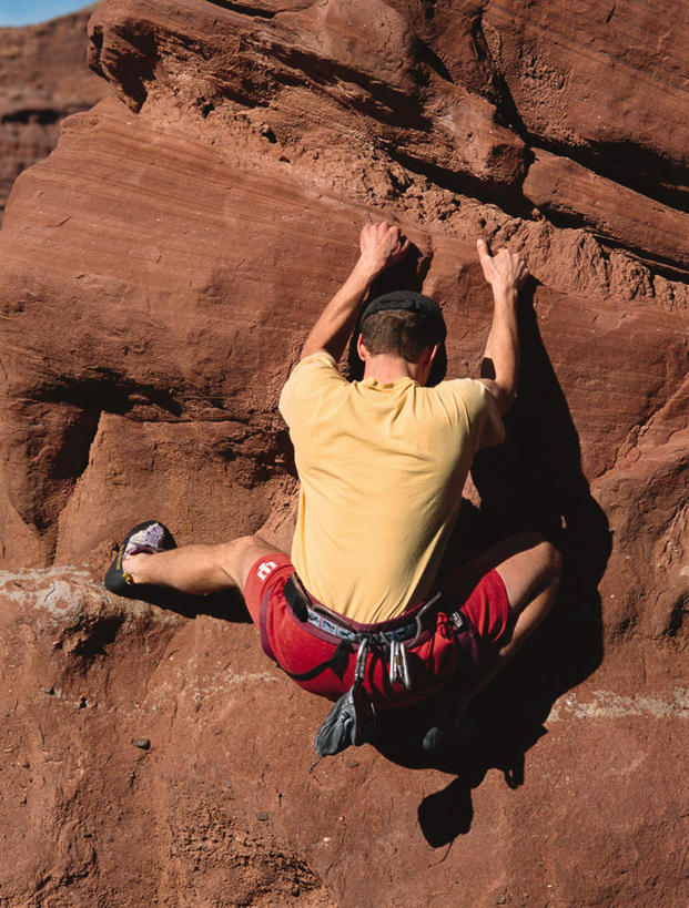 西方人,一个人,攀登,竖图,室外,白天,运动服,锻炼,旅游,度假,探险,安全,运动,攀岩,石头,山,山脉,帽子,欧洲,欧洲人,仅一个男性,仅一个人,仅一个中年男性,阴影,服装,光线,石子,影子,山峰,带子,防护,山峦,注视,娱乐,极限运动,运动帽,背面,衣服,阳光,安全带,绳子,群山,观察,看,享受,休闲,爬,鸭舌帽,放松,服饰,观看,保护,绳索,察看,衣着,穿着,关注,室外运动,保险,户外运动,安全绳,保全,周全,安稳,安定,一顶,衣饰,冒险,平安,体育,男人,男性,中年男性,白种人,石块,岩石,登山,攀爬,彩图,全身,健身,运动装