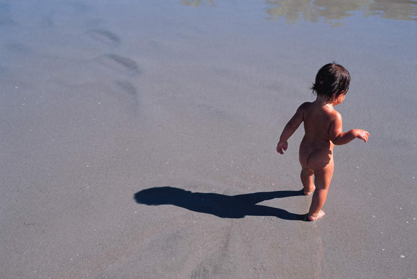 西方人,儿童,腿部,脚,脚趾,脚趾甲,腿,一个人,横图,俯视,室外,白天,纯洁,海浪,海洋,沙滩,欧洲,欧洲人,仅一个女性,仅一个人,阴影,光线,沙子,影子,海岸,浪花,沙地,注视,光脚,裸露,小孩,阳光,海水,观察,看,仅一个小孩,赤脚,可爱,童年,童趣,观看,察看,关注,裸,海景,童真,烂漫,无邪,天真,女孩,女人,女性,白种人,孩子,脚指甲,大海,风浪,海,海水的波动,海滩,近岸浪,涌浪,彩图,高角度拍摄,全身,女生