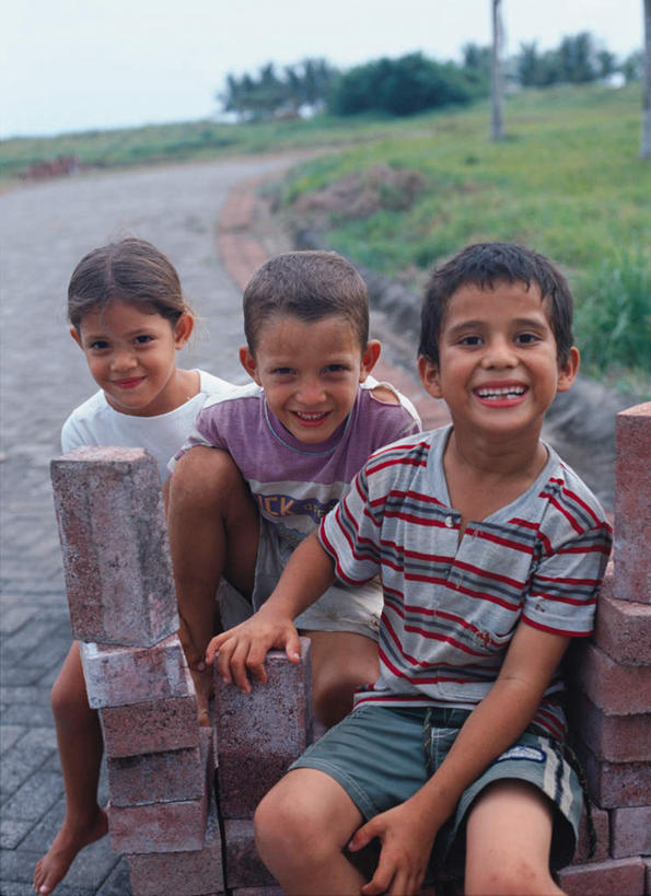 西方人,儿童,三个人,伙伴,朋友,坐,笑,微笑,露齿笑,竖图,室外,白天,正面,友谊,纯洁,草地,草坪,植物,道路,路,欧洲,欧洲人,阴影,服装,光线,影子,墙,小路,交通,注视,休闲装,墙壁,墙面,草,树,树木,小孩,衣服,蓝色,绿色,蓝天,天空,阳光,自然,天,观察,看,休闲,休闲服,砖头,可爱,童年,童趣,服饰,生长,晴朗,成长,观看,察看,关注,童真,烂漫,无邪,万里无云,天真,友情,男孩,男人,男性,白种人,晴空,晴空万里,坐着,半身,彩图,男生