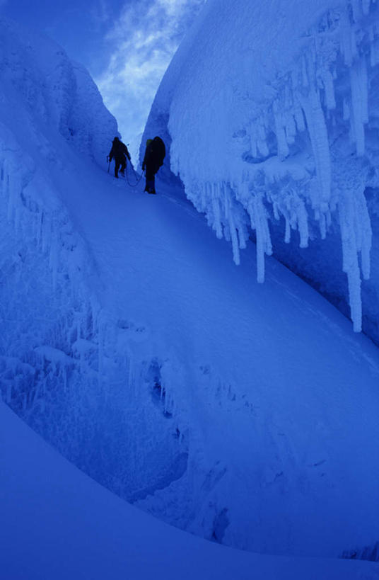 西方人,两个人,伙伴,朋友,走,攀登,竖图,室外,白天,正面,运动服,锻炼,旅游,度假,探险,友谊,运动,攀岩,山,雪,雪山,大雪,欧洲,欧洲人,服装,冰,积雪,山峰,雪景,冬季,冬天,山峦,注视,娱乐,极限运动,衣服,观察,看,享受,休闲,爬,放松,寒冷,服饰,观看,察看,冰冷,衣着,穿着,关注,室外运动,户外运动,严寒,冰凉,酷寒,凛冽,凛凛,极冷,衣饰,冒险,体育,友情,男人,男性,女人,女性,中年男性,中年女性,白种人,步行,登山,攀爬,散步,走路,半身,彩图,健身,运动装