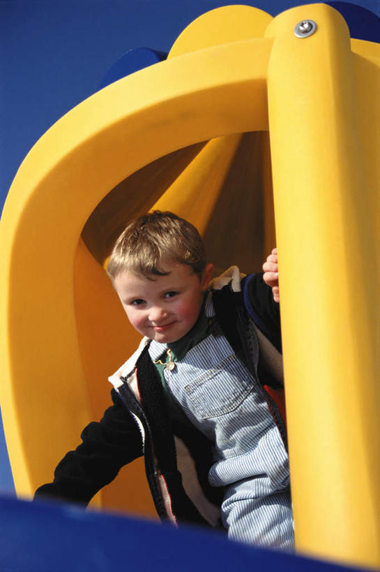 西方人,儿童,一个人,栏杆,站,笑,微笑,露齿笑,竖图,室外,白天,仰视,游戏,纯洁,欧洲,欧洲人,仅一个男性,仅一个人,阴影,服装,朦胧,模糊,光线,影子,围栏,玩,注视,休闲装,娱乐,护栏,小孩,衣服,黄色,蓝色,蓝天,天空,阳光,天,低头,观察,看,站着,仅一个小孩,休闲,休闲服,可爱,童年,童趣,服饰,晴朗,观看,活动,察看,关注,童真,烂漫,无邪,万里无云,垂头,天真,男孩,男人,男性,白种人,孩子,晴空,晴空万里,玩耍,嬉戏,站立,半身,彩图,低角度拍摄,男生