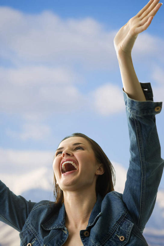 西方人,一个人,举,笑,微笑,露齿笑,竖图,室外,白天,仰视,欧洲,欧洲人,仅一个年轻女性,仅一个女性,仅一个人,阴影,服装,光线,影子,云,云朵,云彩,注视,休闲装,衣服,蓝色,白云,蓝天,天空,阳光,天,观察,看,托,张嘴,休闲,休闲服,服饰,晴朗,观看,察看,关注,张大嘴巴,年轻女性,女人,女性,白种人,晴空,张开嘴,举起,举手,举着,向上举,向上伸,向上托,半身,彩图,低角度拍摄