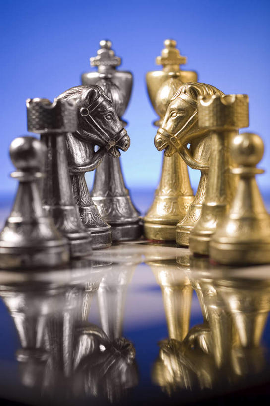 无人,竖图,室内,特写,白天,正面,游戏,快乐,比赛,竞争,桌子,静物,一排,许多,阴影,蓝色背景,朦胧,模糊,整齐,反射,影子,玩,娱乐,排列,象棋,休闲,棋盘,国际象棋,益智,摄影,影棚,活动,队列,发泄,消遣,智力,宣泄,玩耍,嬉戏,彩图,影棚拍摄,拍摄