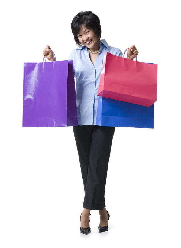 东方人,一个人,站,笑,微笑,露齿笑,竖图,室内,白天,白色背景,正面,高跟鞋,购物,时尚,消费,袋子,鞋子,亚洲,仅一个女性,仅一个人,一双,服装,包装袋,手提袋,购物袋,拎,注视,休闲装,黄种人,三个,衣服,观察,看,站着,仅一个中年女性,休闲,休闲服,金融,摄影,服饰,影棚,观看,察看,购买,关注,时髦,贸易,时兴,女人,女性,中年女性,亚洲人,站立,彩图,全身,影棚拍摄,拍摄,拎着