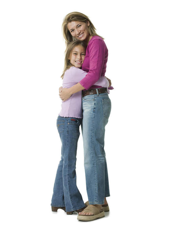 西方人,儿童,中年人,两个人,家庭,母亲,女儿,站,抱,笑,微笑,露齿笑,竖图,室内,白天,白色背景,侧面,纯洁,欧洲,欧洲人,服装,裤子,注视,牛仔裤,休闲装,小孩,衣服,观察,看,站着,休闲,温暖,温馨,母女,一家人,休闲服,可爱,母爱,童年,童趣,摄影,服饰,影棚,抱着,观看,和睦,察看,搂着,关注,童真,烂漫,无邪,天真,女孩,女人,女性,中年女性,白种人,孩子,搂,搂抱,站立,彩图,全身,影棚拍摄,拍摄,融洽,女生
