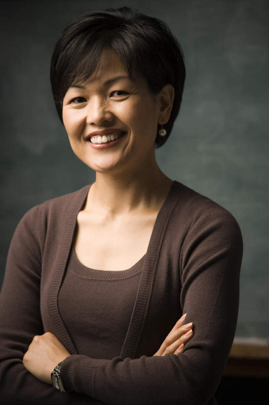 东方人,一个人,商务人士,商务女性,站,笑,双手交叉,微笑,露齿笑,竖图,室内,白天,正面,亚洲,仅一个女性,仅一个人,套装,朦胧,模糊,墙,注视,黄种人,墙壁,墙面,装饰品,耳环,饰品,首饰,观察,看,站着,仅一个中年女性,观看,察看,双手抱胸,关注,商务装,工薪阶层,耳饰,女人,女性,中年女性,亚洲人,白领,上班族,站立,半身,彩图