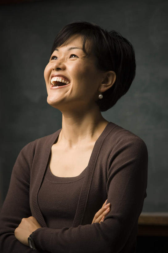 东方人,一个人,商务人士,商务女性,站,笑,双手交叉,微笑,露齿笑,竖图,室内,白天,正面,亚洲,仅一个女性,仅一个人,套装,朦胧,模糊,墙,注视,黄种人,墙壁,墙面,装饰品,耳环,饰品,首饰,观察,看,站着,仅一个中年女性,观看,察看,双手抱胸,关注,商务装,工薪阶层,耳饰,女人,女性,中年女性,亚洲人,白领,上班族,抬头,仰头,站立,半身,彩图