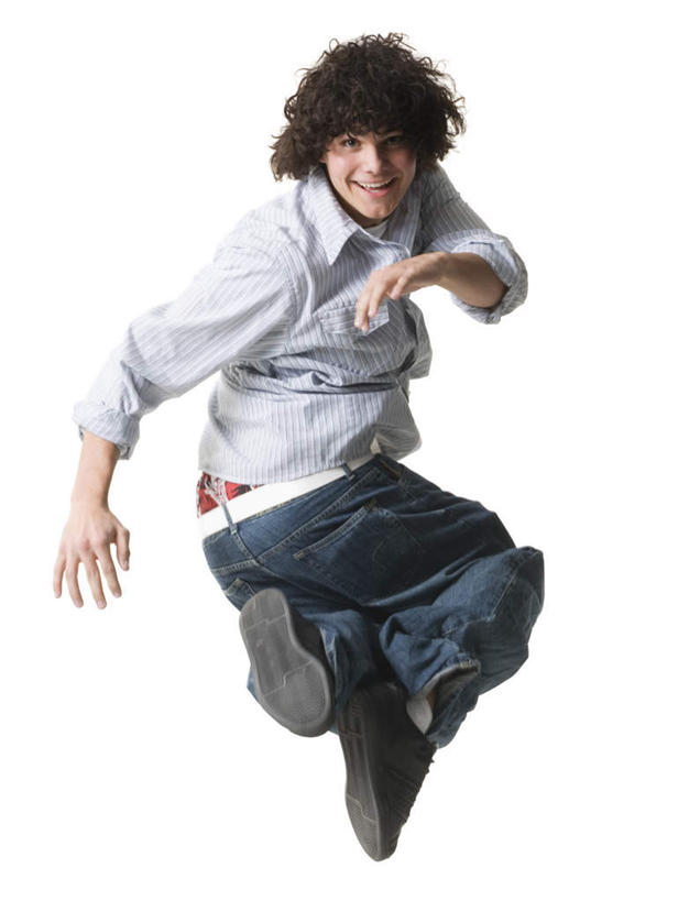 西方人,一个人,跳,笑,微笑,露齿笑,竖图,室内,白天,白色背景,侧面,运动鞋,鞋子,欧洲,欧洲人,仅一个男性,仅一个人,服装,裤子,注视,牛仔裤,休闲装,仅一个年轻男性,衣服,观察,看,休闲,休闲服,摄影,服饰,影棚,观看,休闲鞋,察看,关注,男人,男性,年轻男性,白种人,跳跃,彩图,全身,影棚拍摄,拍摄