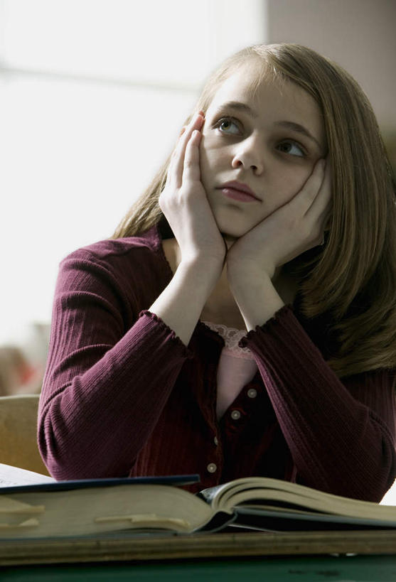 西方人,儿童,一个人,坐,竖图,室内,白天,正面,纯洁,窗户,书籍,欧洲,欧洲人,仅一个女性,仅一个人,一本,撑,阴影,服装,反射,影子,墙,托腮,注视,休闲装,玻璃窗,墙壁,墙面,小孩,衣服,白色,观察,看,托,仅一个小孩,休闲,休闲服,可爱,童年,童趣,服饰,观看,察看,关注,托下巴,童真,烂漫,无邪,天真,女孩,女人,女性,白种人,孩子,书,图书,坐着,半身,彩图,女生