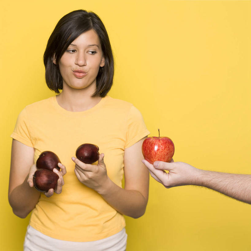 西方人,两个人,站,捧,方图,室内,白天,正面,爱情,苹果,水果,欧洲,欧洲人,阴影,黄色背景,服装,新鲜,反射,影子,生食,食品,果实,浪漫,注视,休闲装,食物,衣服,黄色,观察,看,站着,四个,休闲,温暖,温馨,休闲服,恩爱,恋人,摄影,服饰,有机食品,绿色食品,影棚,观看,和睦,察看,关注,男人,男性,年轻男性,年轻女性,女人,女性,白种人,情侣,端,端着,捧着,手捧,站立,半身,彩图,影棚拍摄,拍摄,伴侣,融洽