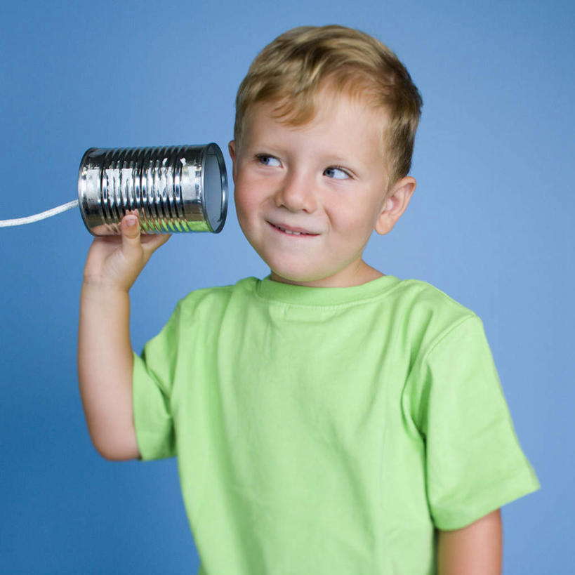 西方人,儿童,一个人,站,方图,室内,白天,正面,游戏,纯洁,玩具,金属制品,欧洲,欧洲人,仅一个男性,仅一个人,握,蓝色背景,服装,金属,听,玩,注视,休闲装,娱乐,喇叭,一个,小孩,衣服,绿色,话筒,绳子,观察,看,站着,仅一个小孩,休闲,休闲服,可爱,童年,童趣,益智,握着,摄影,服饰,影棚,单个,观看,活动,绳索,察看,发泄,关注,消遣,智力,传声筒,童真,烂漫,无邪,宣泄,天真,男孩,男人,男性,白种人,孩子,玩耍,嬉戏,站立,半身,彩图,影棚拍摄,拍摄,男生