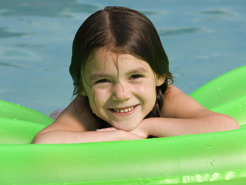 西方人,儿童,脸,头,脸颊,头发,一个人,体育馆,游泳池,笑,微笑,露齿笑,横图,室外,特写,白天,正面,泳装,锻炼,旅游,度假,纯洁,运动,水,船,欧洲,欧洲人,仅一个女性,仅一个人,水池,水面,注视,娱乐,泳池,肩膀,小孩,交通工具,观察,看,仅一个小孩,享受,休闲,放松,可爱,童年,童趣,搭,充气船,观看,麻花辫,察看,游泳馆,搭着,关注,载具,室外运动,户外运动,童真,烂漫,无邪,连体泳衣,天真,女孩,女人,女性,白种人,孩子,头部,长发,直发,脸部,脸蛋,面部,半身,彩图,泳衣,健身,女生