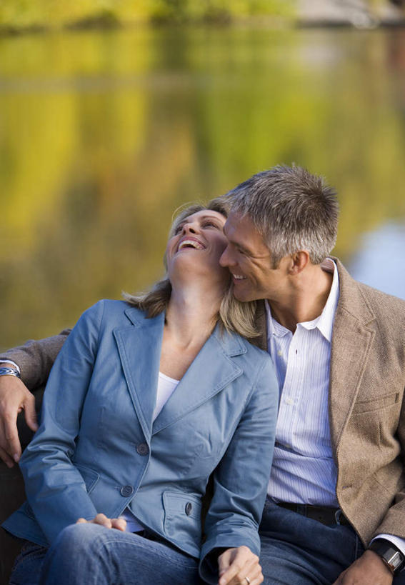 西方人,两个人,家庭,夫妻,坐,笑,微笑,露齿笑,竖图,室外,白天,正面,爱情,草地,草坪,河流,水,植物,欧洲,欧洲人,阴影,波纹,服装,朦胧,模糊,时间,光线,时钟,手表,影子,河水,水流,涟漪,浪漫,计时,注视,休闲装,草,一个,衣服,绿色,倒影,水纹,阳光,钟表,波浪,观察,看,靠,靠着,休闲,温暖,温馨,一家人,休闲服,表,恩爱,搭,恋人,服饰,单个,观看,腕表,和睦,察看,倒映,搭着,关注,水晕,反照,男人,男性,女人,女性,中年男性,中年女性,白种人,夫妇,情侣,钟,坐着,半身,彩图,伴侣,融洽