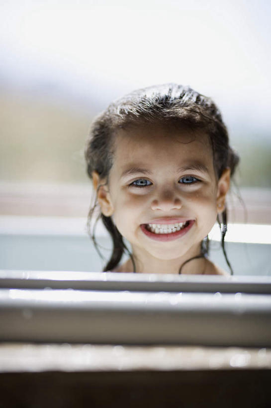 西方人,儿童,脸,头,脸颊,一个人,笑,微笑,露齿笑,竖图,室内,特写,白天,侧面,洗澡,纯洁,卫生间,浴室,欧洲,欧洲人,仅一个女性,仅一个人,阴影,朦胧,模糊,反射,影子,注视,干净,裸露,肩膀,小孩,浴缸,观察,看,清洁,仅一个小孩,享受,健康,放松,可爱,童年,童趣,保健,观看,察看,卫生,关注,裸,卫浴设备,童真,烂漫,无邪,泡汤,水管装置,天真,女孩,女人,女性,白种人,孩子,头部,脸部,脸蛋,面部,淋浴房,半身,彩图,沐浴,冲凉房,沐浴间,沐浴室,女生