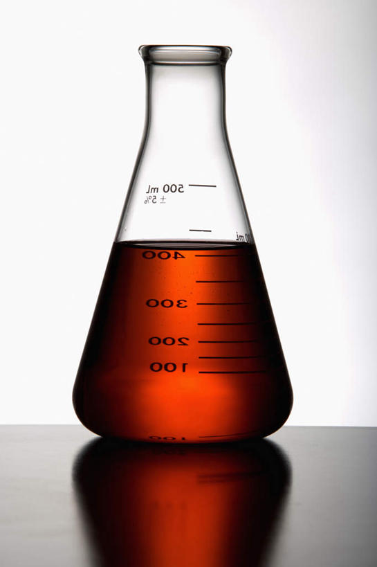 无人,竖图,室内,特写,白天,正面,实验,仪器,静物,阴影,灰色背景,研究,透明,反射,分析,化学,测试,烧瓶,液体,影子,玻璃制品,一个,玻璃瓶,瓶子,橙色,器皿,摄影,影棚,单个,玻璃仪器,试验耗材,实验用品,平底烧瓶,彩图,影棚拍摄,拍摄