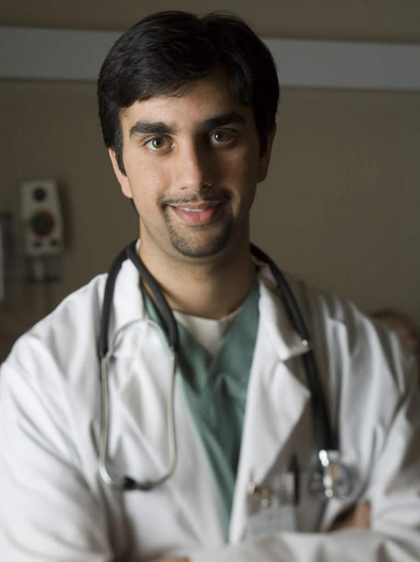 一个人,医生,医院,站,笑,双手交叉,微笑,露齿笑,竖图,室内,白天,正面,工作服,制服,亚洲,仅一个男性,仅一个人,墙,注视,墙壁,墙面,仅一个年轻男性,一个,听诊器,观察,看,站着,医护人员,医疗人员,单个,观看,察看,医疗设备,双手抱胸,白大褂,关注,医疗器械,医疗工具,医疗机构,工作制服,检测工具,男人,男性,年轻男性,亚洲人,印度人,大夫,站立,半身,彩图,工作套服,病院,诊所