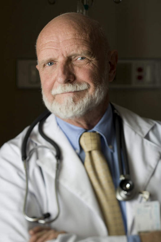 西方人,胡须,一个人,医生,医院,站,双手交叉,竖图,室内,白天,正面,工作服,衬衫,制服,欧洲,欧洲人,仅一个男性,仅一个人,墙,领带,注视,墙壁,墙面,一个,白色,听诊器,观察,看,站着,仅一个老年男性,医护人员,医疗人员,单个,观看,察看,医疗设备,双手抱胸,象征,庄重,白大褂,关注,医疗器械,身份,医疗工具,医疗机构,正式,地位,工作制服,检测工具,老年男性,男人,男性,白种人,胡子,络腮胡,大夫,站立,半身,彩图,衬衣,工作套服,病院,诊所