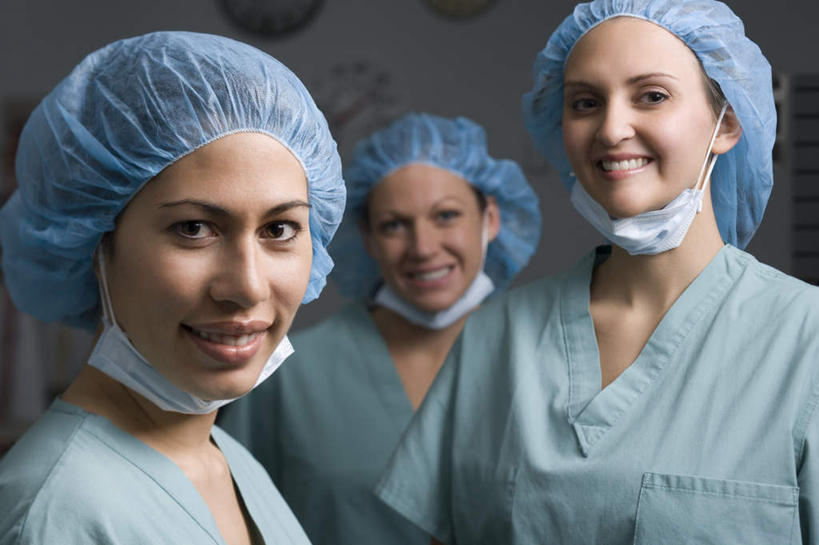 西方人,三个人,同事,医生,医院,站,笑,微笑,露齿笑,横图,室内,白天,正面,工作服,制服,成功,合作,团队,集体,信心,帽子,欧洲,欧洲人,阴影,朦胧,模糊,时间,反射,分离,时钟,影子,墙,过滤,计时,分开,注视,队伍,墙壁,墙面,蓝色,白色,口罩,挂钟,钟表,观察,看,站着,医护人员,医疗人员,隔断,表,遮掩,观看,隔离,察看,卫生,领导,掩盖,遮挡,成就,关注,净化,间隔,预防,合伙,领袖,遮盖,防尘,医疗机构,医生帽,掩饰,断绝,隔开,屏蔽,屏绝,远离,中断,阻遏,阻隔,工作制服,年轻女性,女人,女性,中年女性,白种人,大夫,钟,站立,半身,彩图,工作套服,病院,诊所