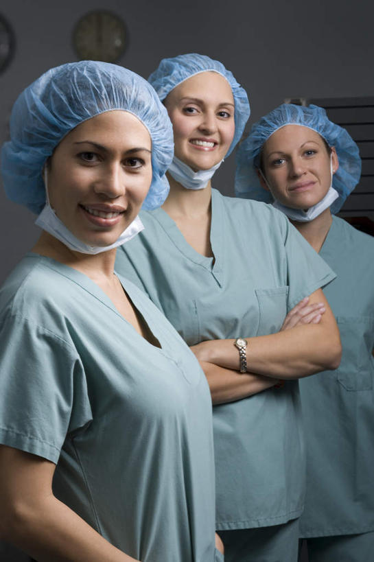 西方人,三个人,同事,医生,医院,站,笑,双手交叉,微笑,露齿笑,竖图,室内,白天,正面,工作服,制服,成功,合作,团队,集体,信心,帽子,欧洲,欧洲人,阴影,朦胧,模糊,时间,反射,分离,时钟,影子,墙,过滤,计时,分开,注视,队伍,墙壁,墙面,蓝色,白色,口罩,挂钟,钟表,观察,看,站着,医护人员,医疗人员,隔断,表,遮掩,观看,隔离,察看,卫生,领导,掩盖,双手抱胸,遮挡,成就,关注,净化,间隔,预防,合伙,领袖,遮盖,防尘,医疗机构,医生帽,掩饰,断绝,隔开,屏蔽,屏绝,远离,中断,阻遏,阻隔,工作制服,年轻女性,女人,女性,中年女性,白种人,大夫,钟,站立,半身,彩图,工作套服,病院,诊所