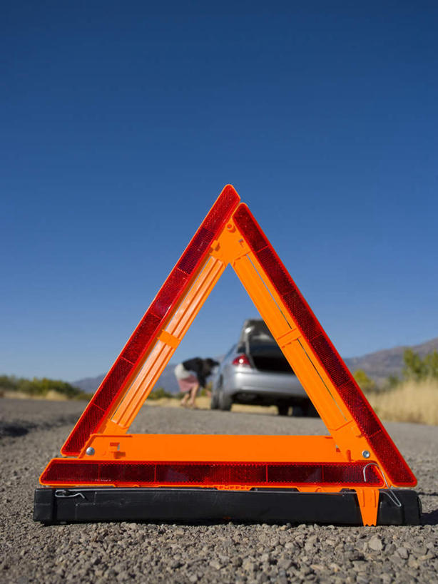 西方人,一个人,商务人士,商务女性,竖图,室外,白天,侧面,道路,路,公路,汽车,欧洲,欧洲人,仅一个年轻女性,仅一个女性,仅一个人,一辆,弯腰,阴影,套装,光线,三角形,图形,影子,交通,几何,警告,注视,车,蓝色,蓝天,天空,阳光,交通工具,轿车,天,低头,观察,看,警示,晴朗,观看,修理,禁止,提醒,察看,关注,数学,提示,限制,载具,商务装,工薪阶层,万里无云,弯身,垂头,危险,年轻女性,女人,女性,白种人,白领,上班族,晴空,晴空万里,马路,彩图,全身,几何图形