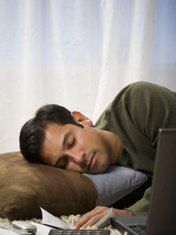 西方人,一个人,闭眼,睡,竖图,室内,白天,侧面,电脑,笔记本电脑,窗户,窗帘,靠垫,欧洲,欧洲人,仅一个男性,仅一个人,仅一个中年男性,阴影,服装,装饰,反射,网络,影子,靠枕,休闲装,通讯设备,玻璃窗,衣服,帘子,垫子,枕头,趴着,休闲,休闲服,遮阳,服饰,华丽,修饰,一台,点缀,无线,通信设备,无线网络,无线上网,便携式电脑,衬托,美观,雅致,雅观,手提电脑,男人,男性,中年男性,白种人,闭眼睛,闭着眼,闭着眼睛,困,困觉,趴,寝息,睡觉,半身,彩图