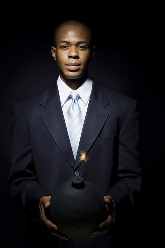 西方人,一个人,商务人士,商务男性,站,捧,竖图,室内,白天,正面,衬衫,热情,竞争,高科技,科技,炸药,炸弹,火,欧洲,非洲,黑人,欧洲人,仅一个男性,仅一个人,对抗,黑色背景,套装,冲突,军事,科学,火焰,燃烧,注视,破坏,仅一个年轻男性,一个,观察,看,站着,武器,战争,工业,摄影,影棚,单个,观看,损坏,察看,攻击,恐怖,威胁,对立,关注,矛盾,兵器,弹药,商务装,防御,工薪阶层,军方,军工业,国防,敌对,挫败,斗争,抗拒,抗衡,杀伤,威慑,危险,男人,男性,年轻男性,非洲人,白领,上班族,甘油炸药,端,端着,捧着,手捧,站立,半身,彩图,影棚拍摄,衬衣,拍摄