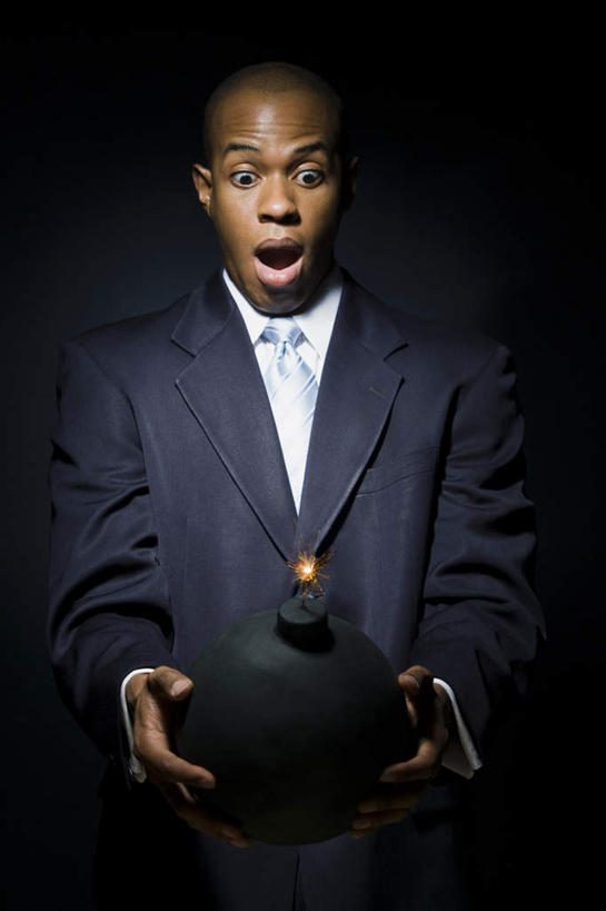 西方人,一个人,商务人士,商务男性,站,捧,竖图,室内,白天,正面,衬衫,热情,竞争,高科技,科技,炸药,炸弹,火,欧洲,非洲,黑人,欧洲人,仅一个男性,仅一个人,对抗,黑色背景,套装,冲突,军事,科学,火焰,燃烧,注视,破坏,仅一个年轻男性,一个,观察,看,站着,张嘴,武器,战争,工业,摄影,影棚,单个,观看,害怕,惊恐,损坏,察看,攻击,恐怖,威胁,对立,关注,矛盾,兵器,弹药,商务装,防御,张大嘴巴,工薪阶层,军方,军工业,国防,敌对,挫败,斗争,抗拒,抗衡,杀伤,威慑,危险,男人,男性,年轻男性,非洲人,白领,上班族,甘油炸药,张开嘴,端,端着,捧着,手捧,站立,半身,彩图,影棚拍摄,衬衣,拍摄