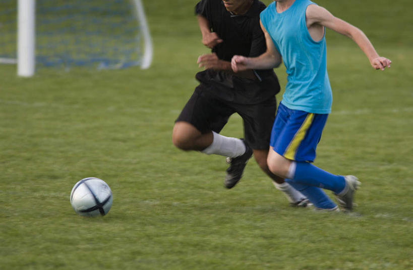 西方人,儿童,两个人,运动员,足球场,横图,室外,白天,侧面,运动服,纯洁,足球,草地,草坪,植物,欧洲,欧洲人,踢,阴影,服装,光线,球门,影子,足球装备,足球运动员,运动器械,草,一个,小孩,衣服,蓝色,绿色,黑色,阳光,健身器械,可爱,童年,童趣,服饰,单个,衣着,穿着,健身器材,绿茵场,童真,烂漫,无邪,对手,蹴鞠,衣饰,天真,足球运动,男孩,男人,男性,白种人,体育运动员,运动选手,半身,彩图,足球比赛场地,运动器材,男生,运动装