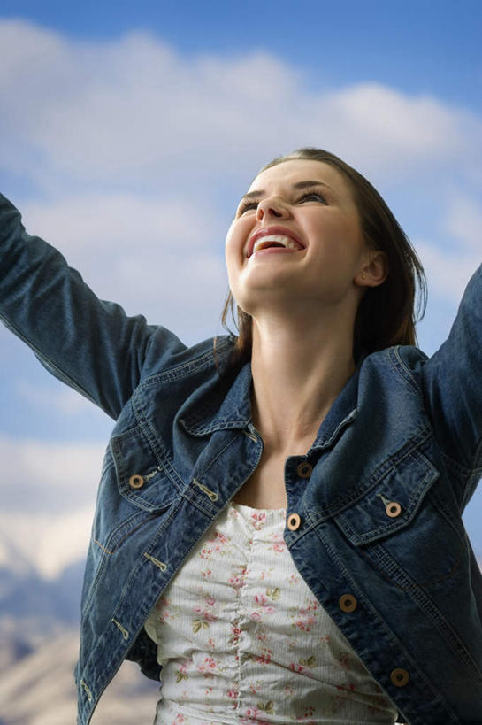 西方人,一个人,站,举,笑,微笑,露齿笑,竖图,室外,白天,正面,欧洲,欧洲人,仅一个年轻女性,仅一个女性,仅一个人,阴影,服装,朦胧,模糊,光线,影子,云,云朵,云彩,注视,休闲装,衣服,蓝色,白云,蓝天,天空,阳光,天,观察,看,托,站着,休闲,休闲服,服饰,晴朗,观看,察看,夹克,关注,茄克,年轻女性,女人,女性,白种人,晴空,举起,举手,举着,抬头,向上举,向上伸,向上托,仰头,站立,半身,彩图