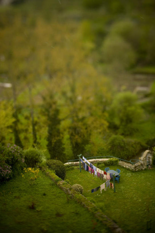 无人,家,栏杆,竖图,俯视,航拍,室外,白天,旅游,度假,草地,草坪,美景,树林,植物,桌子,法国,欧洲,阴影,朦胧,模糊,光线,影子,房屋,屋子,景观,围栏,娱乐,护栏,楼房,住宅,草,树,树木,绿色,阳光,自然,享受,休闲,景色,放松,生长,成长,布列塔尼,鸟瞰,自然风光,法兰西共和国,法兰西第五共和国,布列塔尼地区,阿摩尔滨海省,彩图,高角度拍摄,房子