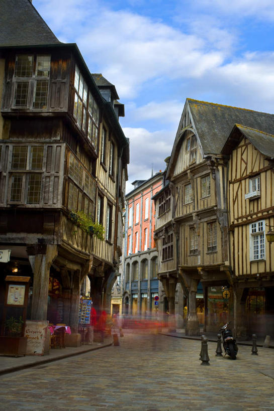 无人,家,竖图,室外,白天,仰视,度假,美景,窗户,城市风光,城市,道路,建筑,路,路灯,照明,法国,欧洲,阴影,光线,瓦片,影子,房屋,屋顶,屋子,景观,云,云朵,小路,灯光,交通,云彩,顶棚,瓦,娱乐,楼房,玻璃窗,住宅,灯,蓝色,白云,蓝天,天空,阳光,天,享受,休闲,景色,放松,建造,晴朗,照亮,照明设备,布列塔尼,屋瓦,法兰西共和国,法兰西第五共和国,布列塔尼地区,阿摩尔滨海省,晴空,彩图,低角度拍摄,房子