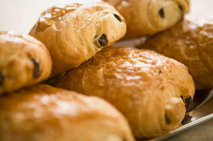 点心,面包,无人,横图,俯视,室内,特写,白天,餐桌,桌子,餐具,一堆,一排,许多,阴影,堆叠,堆积,朦胧,模糊,整齐,反射,碟子,盘,影子,食品,面点,食物,糕点,排列,盘子,碟,巧克力,餐台,朱古力,堆,队列,彩图,高角度拍摄