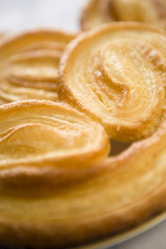 点心,无人,竖图,俯视,室内,特写,白天,餐桌,桌子,餐具,两块,阴影,朦胧,模糊,反射,碟子,盘,影子,调料,食品,糖,调味品,曲奇,调味料,食物,盘子,碟,饼干,零食,餐台,曲奇饼,曲奇饼干,彩图,高角度拍摄