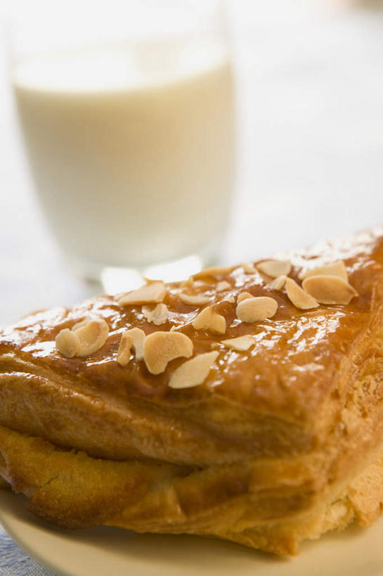 点心,面包,牛奶,无人,竖图,俯视,室内,特写,白天,餐桌,桌子,杯子,一块,阴影,朦胧,模糊,反射,影子,食品,坚果,面点,果实,饮品,一杯,营养,玻璃制品,食物,糕点,饮料,水杯,干果,餐台,乳制品,奶,牛乳,安神,玻璃杯,彩图,高角度拍摄