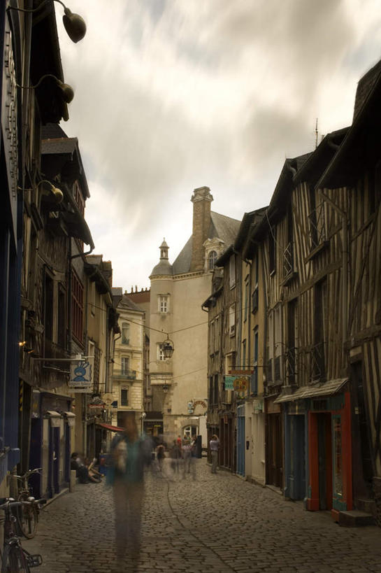 西方人,家,走,竖图,室外,白天,仰视,度假,美景,城市风光,城市,道路,路,路灯,公路,照明,法国,欧洲,欧洲人,一排,许多,行人,游客,游人,服装,整齐,房屋,屋子,景观,乌云,云,阴天,云朵,灯光,交通,许多人,云彩,注视,休闲装,娱乐,楼房,路人,旅客,住宅,灯,排列,衣服,天空,天,观察,看,一群人,享受,休闲,休闲服,景色,放松,服饰,观看,照亮,察看,昏暗,阴沉,照明设备,队列,关注,法兰西共和国,法兰西第五共和国,过客,男人,男性,女人,女性,中年男性,中年女性,白种人,马路,步行,散步,走路,半身,彩图,低角度拍摄,房子