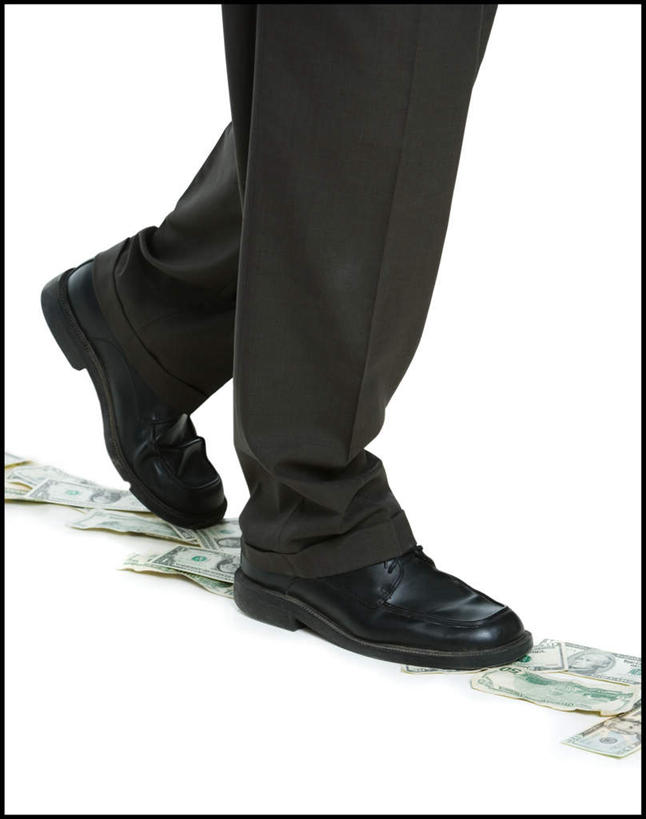 西方人,腿部,腿,一个人,商务人士,商务男性,走,竖图,俯视,室内,特写,白天,白色背景,鞋,衬衫,钱,鞋子,欧洲,欧洲人,仅一个男性,仅一个人,仅一个中年男性,一排,一双,许多,套装,整齐,钱币,皮革,排列,钞票,金融,纸币,摄影,影棚,经济,队列,商务装,流通,纸钞,贸易,工薪阶层,货币,现金,男人,男性,中年男性,白种人,白领,上班族,步行,走路,半身,彩图,高角度拍摄,影棚拍摄,衬衣,皮鞋,拍摄