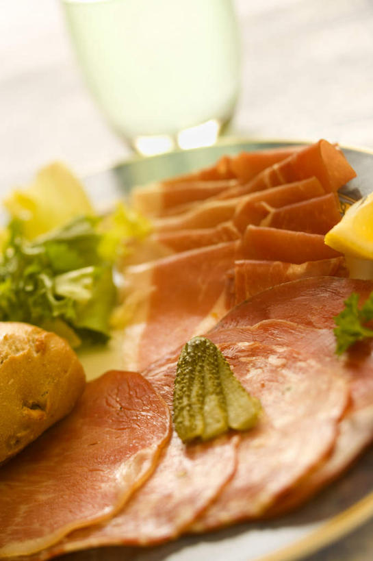 无人,竖图,俯视,室内,特写,白天,白色背景,餐桌,桌子,蔬菜,杯子,餐具,许多,朦胧,模糊,新鲜,碟子,盘,肉,食品,肉类,玻璃制品,食物,一个,盘子,水杯,碟,摄影,有机食品,绿色食品,影棚,单个,餐台,肉食,玻璃杯,彩图,高角度拍摄,影棚拍摄,拍摄