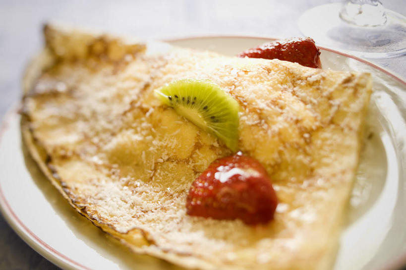 点心,无人,横图,俯视,室内,特写,白天,餐桌,桌子,草莓,浆果,猕猴桃,餐具,水果,切开,朦胧,模糊,新鲜,碟子,盘,生食,食品,果实,文化,小吃,食物,糕点,一个,红色,绿色,白色,盘子,碟,甜食,切,有机食品,绿色食品,单个,餐台,薄饼,剖面,切面,法国薄饼,洋莓,水果皇后,奇异果,猕猴梨,红莓,地莓,彩图,高角度拍摄