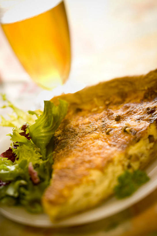 点心,奶酪,红酒,葡萄酒,无人,竖图,俯视,室内,特写,白天,下午茶,餐桌,桌子,杯子,餐具,朦胧,模糊,碟子,高脚杯,盘,干酪,起司,食品,红酒杯,白葡萄酒,酒类,芝士,一杯,营养,玻璃制品,酒,食物,糕点,饮料,盘子,酒杯,碟,乳酪,餐台,乳制品,葡萄酒杯,发酵,玻璃杯,彩图,高角度拍摄,蛋糕