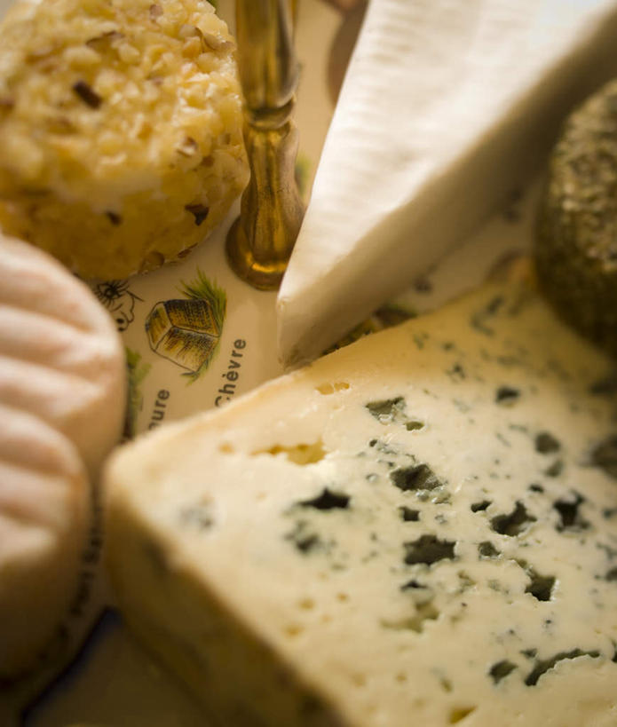 奶酪,无人,竖图,俯视,室内,特写,白天,餐桌,桌子,一堆,许多,堆叠,堆积,干酪,起司,芝士,营养,乳酪,餐台,堆,乳制品,发酵,蓝纹奶酪,山羊奶酪,斯提耳顿干酪,彩图,高角度拍摄