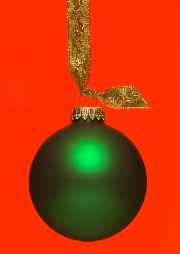 无人,竖图,室内,特写,白天,正面,静物,圣诞节,阴影,红色背景,节日,庆祝,装饰,反射,挂饰,丝绸,丝带,影子,缎带,圣诞球,文化,绸带,球,一个,庆典,球体,摄影,影棚,单个,纪念,华丽,修饰,点缀,衬托,美观,雅致,雅观,彩图,影棚拍摄,拍摄