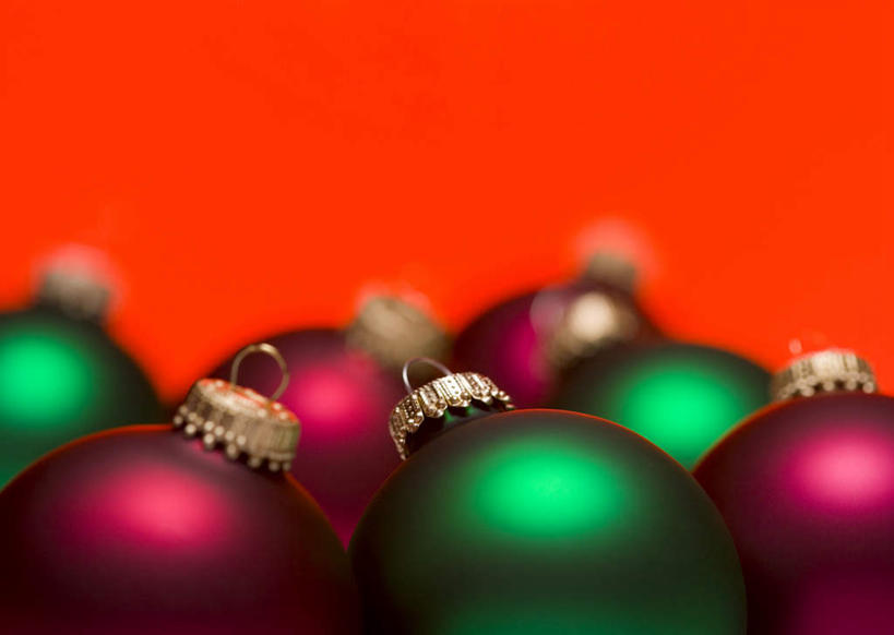 无人,横图,室内,特写,白天,正面,静物,圣诞节,一堆,许多,阴影,堆叠,堆积,红色背景,节日,朦胧,模糊,庆祝,装饰,反射,挂饰,丝绸,丝带,影子,缎带,圣诞球,文化,绸带,球,红色,绿色,庆典,球体,摄影,影棚,纪念,堆,华丽,修饰,点缀,衬托,美观,雅致,雅观,彩图,影棚拍摄,拍摄