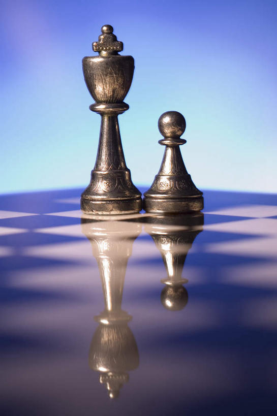 无人,竖图,室内,特写,白天,正面,游戏,快乐,比赛,竞争,桌子,静物,阴影,蓝色背景,朦胧,模糊,反射,方格,格子,影子,玩,娱乐,两个,象棋,休闲,棋子,棋盘,国际象棋,益智,摄影,影棚,活动,发泄,消遣,智力,宣泄,玩耍,嬉戏,彩图,影棚拍摄,拍摄