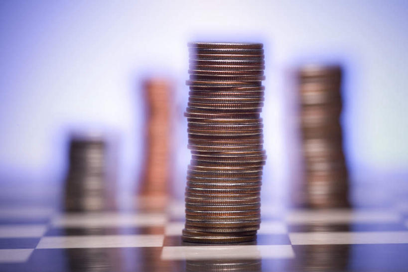 无人,横图,室内,特写,白天,正面,钱,桌子,静物,金属制品,一堆,许多,阴影,堆叠,堆积,蓝色背景,朦胧,模糊,反射,金属,方格,格子,钱币,影子,金融,摄影,影棚,经济,堆,流通,贸易,货币,现金,硬币,彩图,影棚拍摄,拍摄