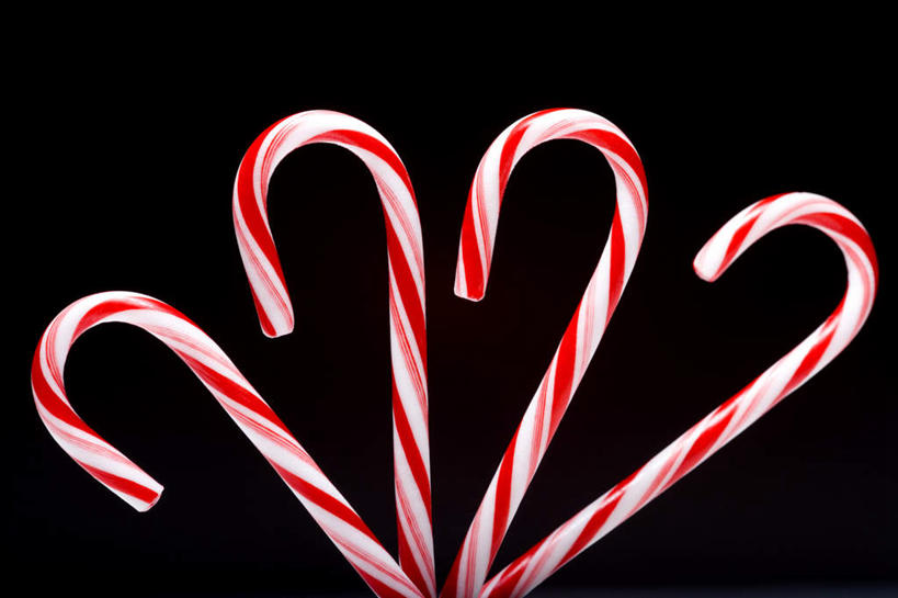 无人,横图,室内,特写,白天,正面,一排,黑色背景,整齐,食品,糖,糖果,甜点,甜品,食物,排列,红色,白色,甜食,四个,摄影,影棚,队列,硬糖,拐杖糖,彩图,影棚拍摄,拍摄