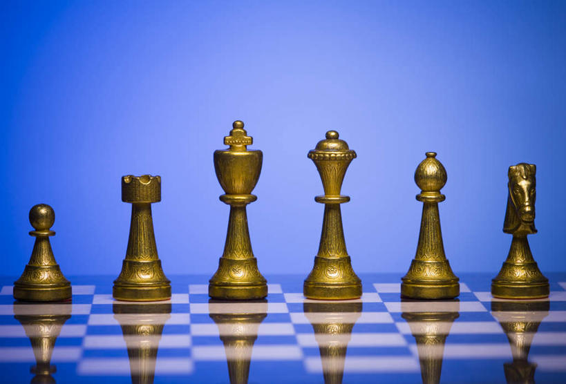 无人,横图,室内,特写,白天,正面,游戏,快乐,比赛,竞争,桌子,静物,一排,许多,阴影,蓝色背景,整齐,反射,方格,格子,影子,玩,娱乐,排列,象棋,休闲,棋子,棋盘,国际象棋,益智,摄影,影棚,活动,队列,发泄,消遣,智力,宣泄,玩耍,嬉戏,彩图,影棚拍摄,拍摄